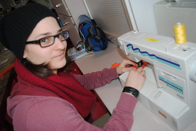 Christina M. beweißt, dass sie nicht nur in Sachen PR alles bestens im Griff hat und zeigt ihr Können an der Nähmaschine. | Foto: Franziska Bukowsky