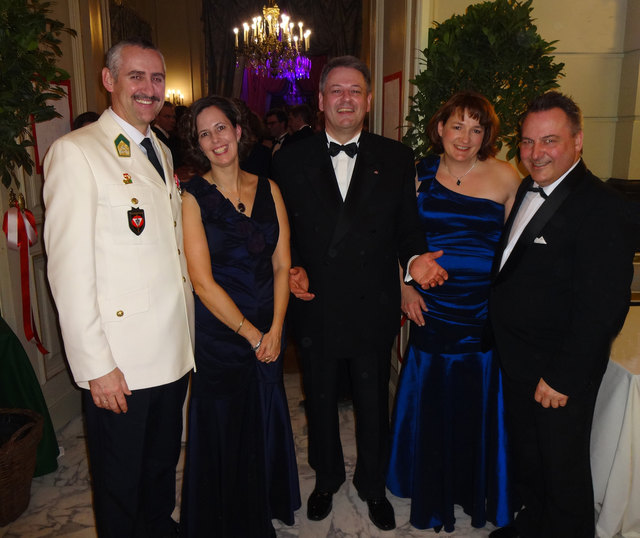 Österreichs designierter EU-Militärattaché Anton Resch mit Gattin Sonja, BM DI Andrä Rupprechter sowie Martina und Martin Reiter.