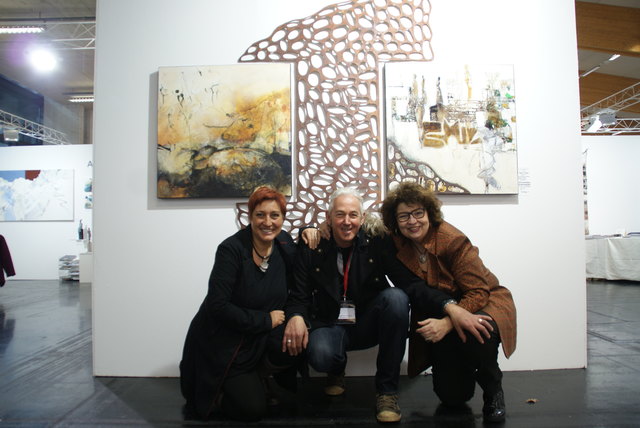 Marika Wille-Jais, der "rostige" Hahn im Korb Bernhard Witsch und Maria Fischbacher-Jaehner vor ihrem Gemeinschaftskunstwerk "verbunden sein zusammenhalten".