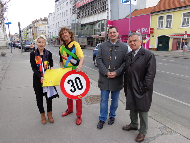 Doris Karl und Tony Rei sind für Tempo 30, Georg Papai und Heinz Lehner denken an eine einspurige Regelung.