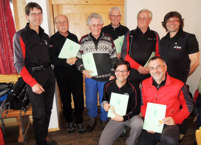 hinten v. links n. rechts: Ortsstellenleiter Hermann Reimoser, Alfred Pichler, Peter Bergler, 
                                       Heinrich Schröttner, Walter Paier, Einsatzleiter Michael Gorkiewicz
vorne v. links n. rechts: Christian Paier, Wolfgang Rosegger | Foto: KK