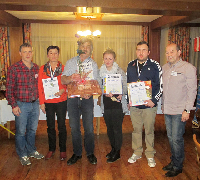 Siegerfoto A v.li.:
GR Hermann Gauster, Schrank Maria (2. Platz), GR Erich Schanes (1. Platz), Nadine Fink (4. Platz), Matthias Rechling (3. Platz), BezPO GR Erich Hafner | Foto: KK