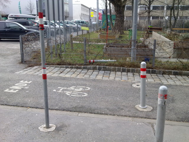 Vandalenakt: Der Poller wurde kurzerhand ausgerissen und in den Gemeinschaftsgarten geworfen.