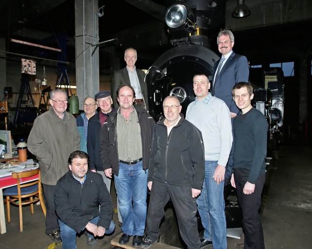 Verkehrslandesrat Karl Wilfing und NÖVOG Geschäftsführer Gerhard Stindl mit
Mitgliedern des Eisenbahnclubs Mh.6. © NÖVOG/Luger