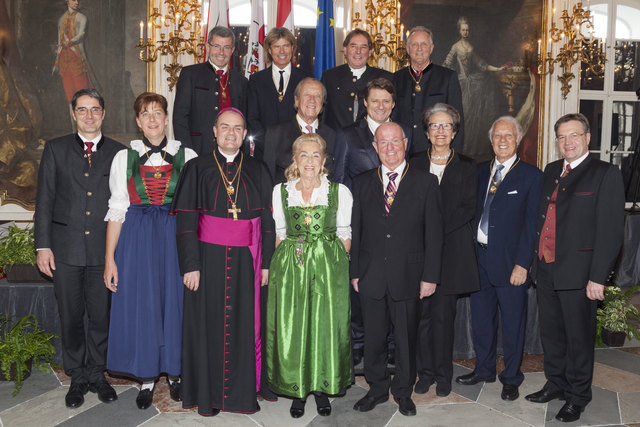 Die zwölf EhrenzeichenträgerInnen mit den Landeshauptleuten Arno Kompatscher (li.) und Günther Platter | Foto: Die Fotografen