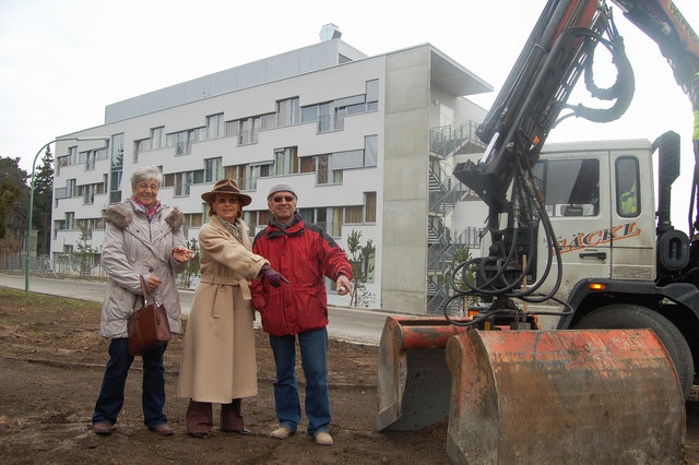 Freude über Bagger: Johanna Stacherl, Carola Röhrich und Initiator Gerhard Hadinger (v.l.) kämpfen für Steinhof.