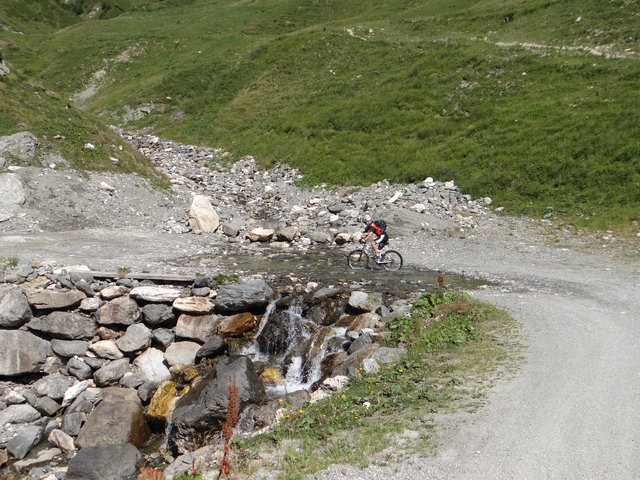 Biken ist meine absolute Leidenschaft! Ich wünsche mir sehnlichst wieder einen Startplatz, weil ich schon mal beim Ötztaler Radmarathon mitgefahren und auch durchgekommen bin, genieße, wie man im Foto sieht, immer noch leidenschaftlich das Biken, egal ob Rennrad oder Mountainbike, bin nur a bissl erwachsener geworden und würde es mir voll gern beweisen!!!