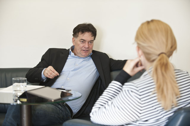 Grünen-Finanzsprecher Werner Kogler zu Chefredakteurin Karin Strobl im Interview: "Das Modell der Bankenbeteiligungen war ein Schmäh." | Foto: Thomas Jantzen