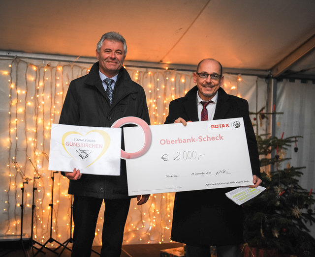 Bürgermeister Josef Sturmair mit Vice President Peter Ölsinger, BRP Powertrain (r.). | Foto: Gemeinde