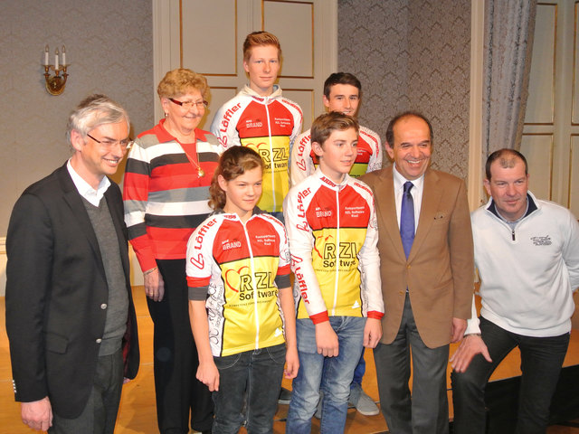Sportlerehrung in Linz (vorne): Johanna Bassani, Jakob Reitbauer und Radpräsident Paul Resch; hinten: Michael Strugl, Obfrau Maria Brand, Johannes Wagneder, Alexander Holzinger. | Foto: ARBÖ Radsportteam Ried