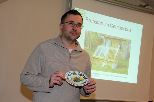 Der Vortragende Bernhard Haidler informiert über biologische Gärten.