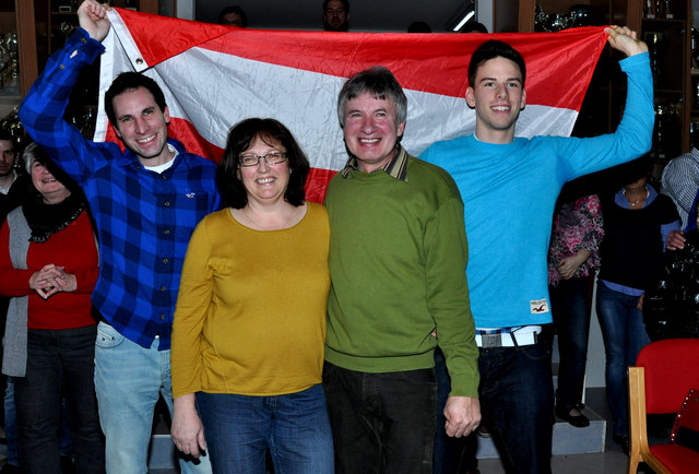 Unglaublich stolz auf ihre Julia sind die Eltern Sylvia und Erwin sowie die Brüder Martin (links) und Joachim. | Foto: Josef Lang