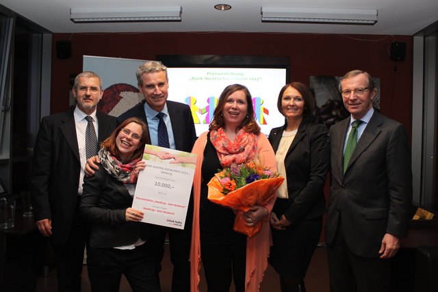 Klaus Gilhofer, Direktor Private Banking Salzburg, Marie-Christine Lamprecht, Tochter von Frau Beatrix Lamprecht, Christian Profanter, Landesdirektor Firmenkunden Salzburg, Beatrix Lamprecht, Leiterin der Elterninitiative "Handicap - kein Hindernis", Rosemarie Kerencic, Leiterin Privatkunden Region Österreich Nord, Landeshauptmann Wilfried Haslauer, bei der Übergabe des Bank Austria Sozialpreises 2013 in Salzburg.