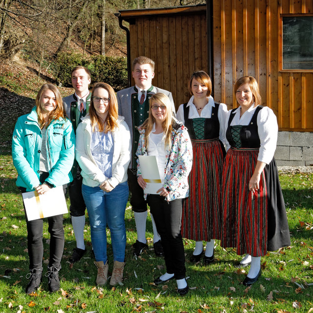 1. Reihe v. l. n. r.: Kathrin Enzenberger, Johanna Thalbauer, Marina Gruber. 2. Reihe v. l. n. r.: David Gruber, Sebastian Dürnberger, Karin Rauber, Daniela Rauber