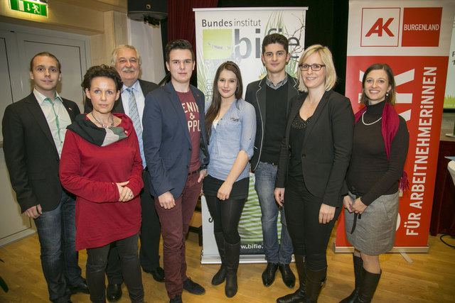 Experten und SchülerInnen diskutierten in Matterburg die PISA- und Bildungsstandard-Ergebnisse (v.l.): AK-Jugendreferent Martin Giefing, AK-Bildungsreferentin Mag. Claudia Kreiner-Ebinger, AK-Präsident Alfred Schreiner, Maximillian Sipötz (HAK Frauenkirchen), Rebecca Wenzl (BRG Mattersburg) und Remzi Dervishaj (Berufsschule Eisenstadt, Lehre mit Matura), sowie Mag. Bettina Toferer und Mag. Maria Neubacher vom BIFIE. | Foto: AK Burgenland