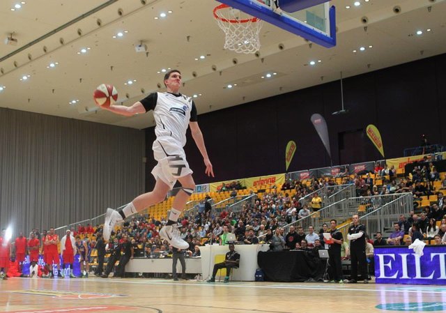Spektakulär: Die Basketballer begeisterten mit akrobatischen Einlagen. | Foto: All Star Day