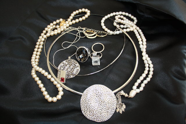 Aktuelle Schmucktrends 2014 sind Hals- und Armspangen. Getragen werden können auch Perlenketten in wollweiß, filigrane Ketten mit großen Anhängern und filigrane Ringe an den oberen Fingergliedern.