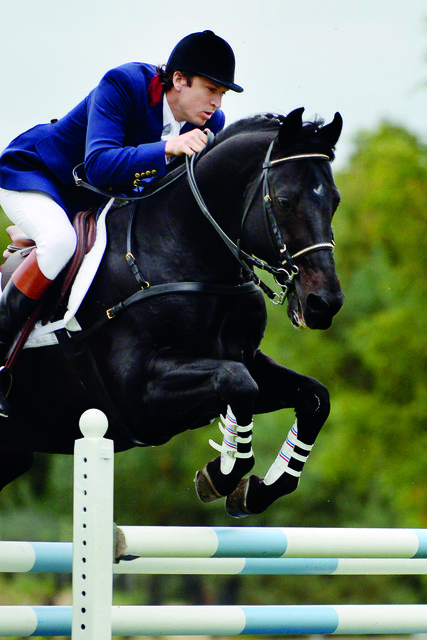 Durand lässt sein bisheriges Leben hinter sich und widmet sich dem Reitsport.