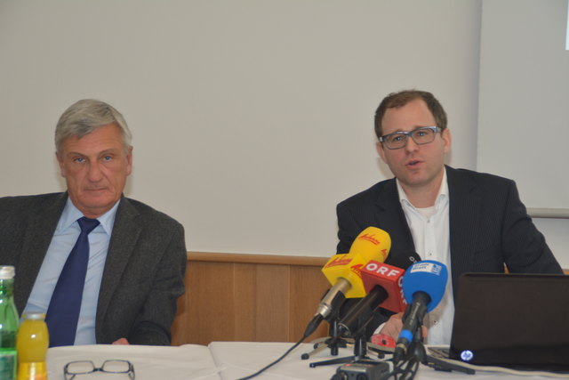 ÖVP-Gemeinderatskandidat Peter Harlander, hier mit Harald Preuner, verortet nach Testbeginn einen "Erfolg" durch natürliche Bedingungen.