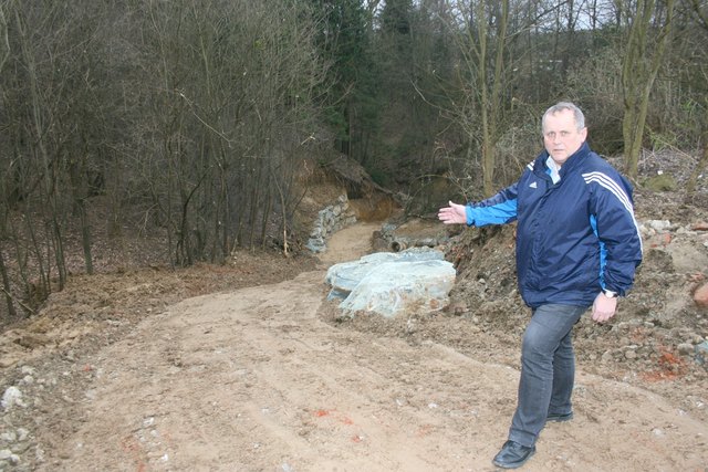 Der Stein des Anstoßes, ein Graben am südlichen Ortsausgang, wird auf Anordnung der Gemeinde derzeit wasserrechtlich saniert.