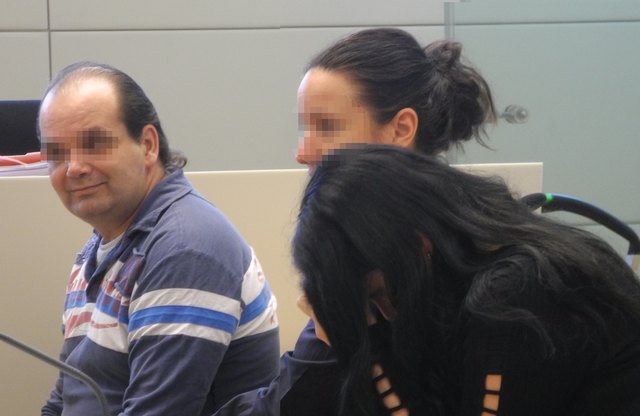 Josef Pelisek, 42, und seine kamerascheue Komplizin Pavlina Ortova, (in der Mitte: Justizwachebeamtin).Foto: mr