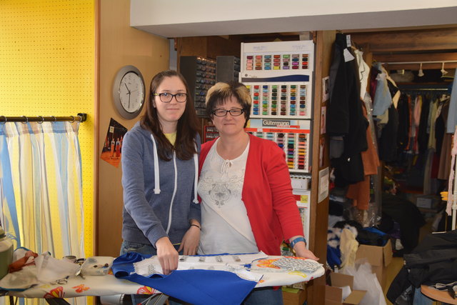 Katharina und Gabriele Gindl arbeiten in Gabi's Nähstube im Purgstaller Zentrum.
