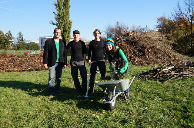 Der Verein "freipflanzen" startet mit dem Projekt "innsGartl" ein neues Projekt zum "Gartln in der Stadt". Bis es so weit ist, gibt es noch einiges zu tun, damit der Gartensaison beginnend mit dem Frühjahr 2014 nichts im Wege steht. Im Bild: Clemens Moser von der Stadtgärtnerei, Nikita Barbachov, Romana Mayr und Melanie Zipin mit Hündin Kira vom Verein "freipflanzen".