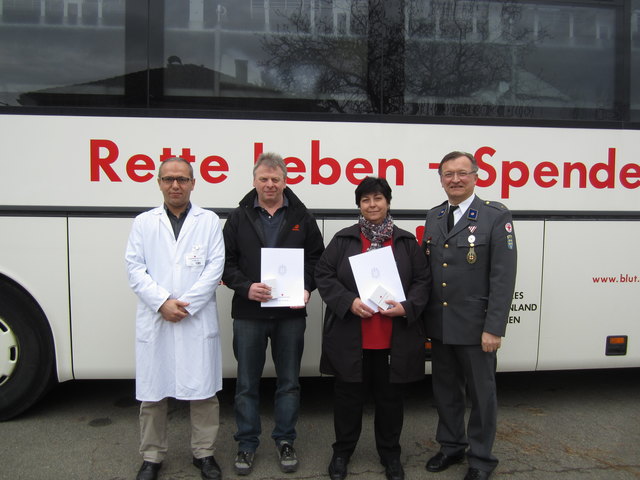 Dr. Varol Salih, Josef Teufelsbauer, Andrea Teufelsbauer und Dir. Ernst Raab vor dem Blutspendebus.Foto: Privat