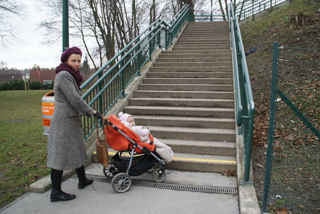 Barbara D. muss auf hilfsbereite Leute hoffen, die ihr die Stufen bis zur 60er-Station hinaufhelfen.