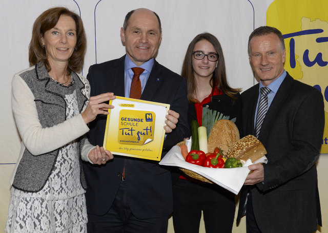 Dr. Edith Bulant-Wodak von der Initiative »Tut gut!«, LH-Stv. Mag. Wolfgang Sobotka, Sara Wieser von der HAK Waidhofen/Ybbs und Ing. Hannes Trümmel vom Landesschulrat für Niederösterreich | Foto: NLK Reinberger