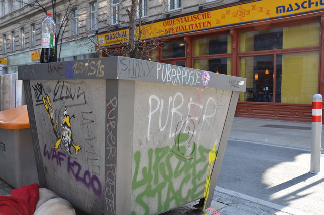 Puber-Tags wohin man schaut: In der Neubaugasse (hier Ecke Lindengasse) kommt man kaum an dem Geschmiere vorbei.