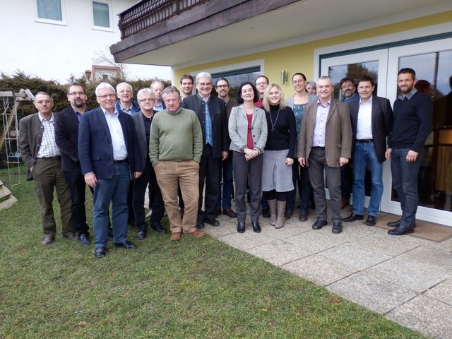 Die Präsidiumsmitglieder mit Beiräten und dem Präsidenten des Verbandes der Österreichischen Naturparke Bgm. Mag. Wolfgang Mair (3. von links) | Foto: Christian Pumberger