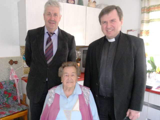 Bürgermeister Ernst Schwaiger und Pfarrer Mag. Georg Gerstmayr gratulierten der 95-jährigen Gertraud Aigner in Erpfendorf