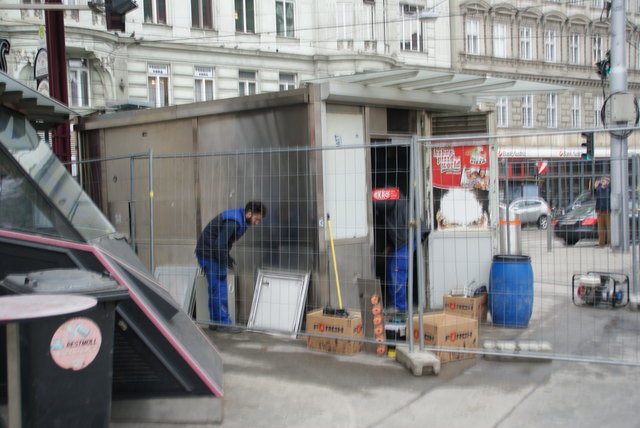 Heute wurde mit den Abrissarbeiten des Kebabstands am Alser Spitz begonnen.