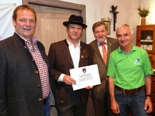 Strahlende Gesichter bei Theater-Bezirksobmann Sepp Faistenauer, dem Geehrten Alois Dürager, Landesobmann Werner Kugler und Heimatbühne Kirchdorf-Obmann Rudi Krausse