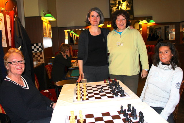 Dagmar und Melanie (links und ganz rechts) freuen sich auf den Gratis-Schachunterricht durch Karoline Spalt und die Litauer Schachmeisterin Daiva Batyte (Mitte)