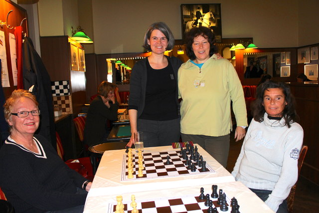 Dagmar und Melanie (links und ganz rechts) freuen sich auf den Gratis-Schachunterricht durch Karoline Spalt und die Litauer Schachmeisterin Daiva Batyte (Mitte)