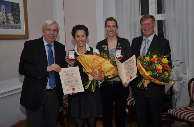 Bürgermeister Herbert Prinz (re.) und Landtagspräsident Mag. Johann Heuras (li.) überreichten Doris Schwaiger-Robl und Stefanie Schwaiger die Goldene Ehrennadel der Stadtgemeinde Zwettl und wünschten den beiden Spitzensportlerinnen auch für die Zukunft viel Erfolg. | Foto: Stadtgemeinde Zwettl