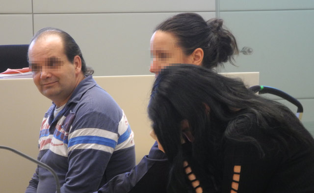 Josef Pelisek (42 J.) und seine kamerascheue 21-jährige Komplizin Pavlina Ortova (in der Mitte: Justizwachebeamtin).