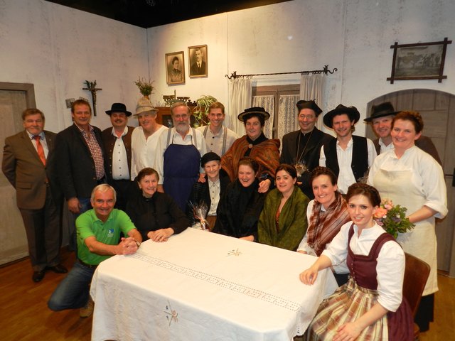 Das historisch gekleidete Ensemble der Heimatbühne Kirchdorf freute sich mit Landesobmann Werner Kugler, Bezirksobmann Sepp Faistenauer und HB-Obmann Rudi Krausse über die gelungene Premiere der lustigen Bauernkomödie „Da Kischdorfer Ehestreik“