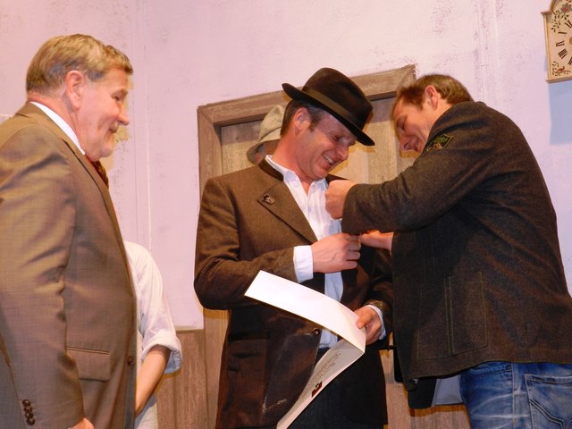 Theater-Landesobmann Werner Kugler und Bezirksobmann Sepp Faistenauer ehrten Alois Dürager von der Heimatbühne Kirchdorf für sein 25-jähriges Wirken um das Tiroler Volkschauspiel