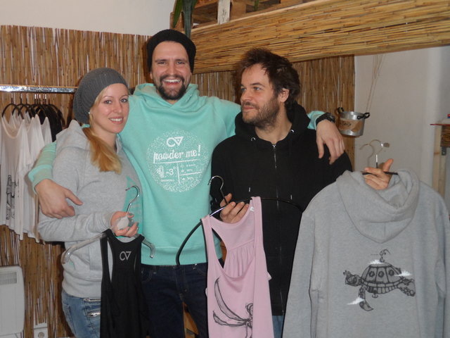 Sara, Jimmy und Kiko erzählen mit ihrem Shirt-Kreationen Geschichten und geben Rückenwind.