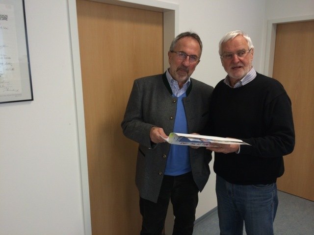 Ingo Engel (r.) bedankt sich als Obmann des Stadtvereines bei Fritz Artmeier für die Übergabe der historischen Unterlagen von Wilhelm Grünwaldt.