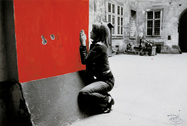 Mit ihrer körperbetonten, feministischen Medien-Kunst hat EXPORT einen wesentlichen Beitrag zur zeitgenössischen Kunst geliefert (VALIE EXPORT, Verletzungen I, 1972, Ed. 2/3, Gouache auf schwarz-weiﬂ Fotografie, 42 x 60 cm, © Bildrecht, Wien, 2014, Foto: Archiv der Künstlerin). | Foto: Valie Export