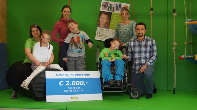 Stolze 2.000 € konnte Anil Dönmez, Ikea Innsbruck an die Obfrau des Vereins Susanne Schöllenberger-Baumgartner übergeben. Konduktorin Sophie Huber und Physiotherapeutin Katharina Rinnergschwendtner freuten sich mit den Kindern über die Spende. | Foto: Schritt für Schritt