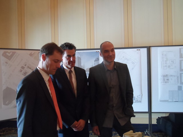 Thomas Madreiter, Michael Tonjer und Jury-Vorsitzender Markus Allmann sehen im Siegerentwurf neue Chancen für das Grätzel.