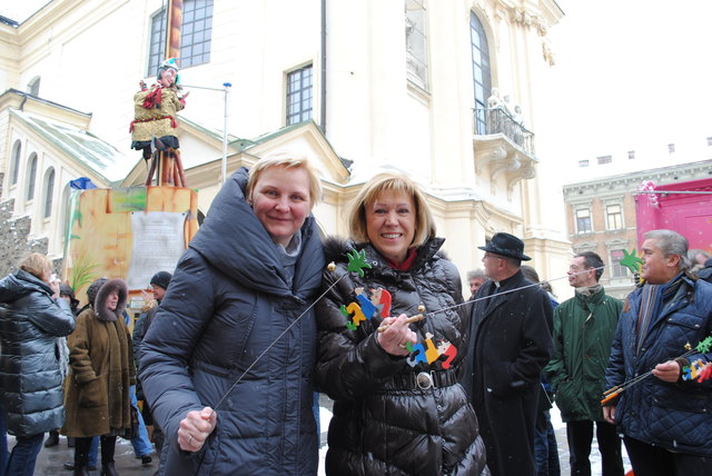 Historisch: Stadträtin Sandra Frauenberger und Bezirksvorsteherin Ilse Pfeffer vor dem Bamkaxler am Kalvarienbergmarkt (v.l.). | Foto: Foto: bz-Archiv