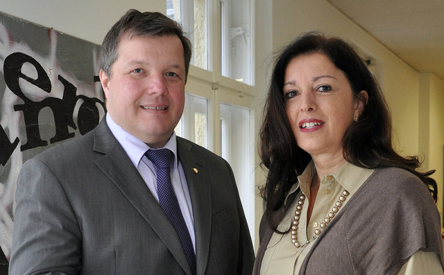 Gesundheitslandesrat Bernhard Tilg mit Petra Welskop, Leiterin der Mutter-Eltern-Beratung des Landes. | Foto: Land Tirol/Sidon