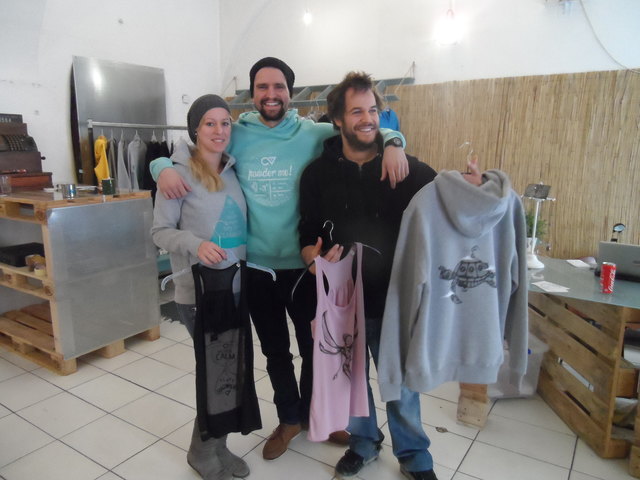 Sara, Jimmy und Kiko erzählen mit ihrem Shirt-Kreationen Geschichten und geben Rückenwind.
