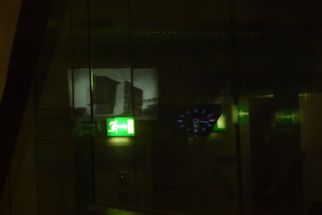 Mindestens zwei Infomonitore (LG L 4200 A mit einer Leistung von je ~300 Watt) in Dauerbetrieb...